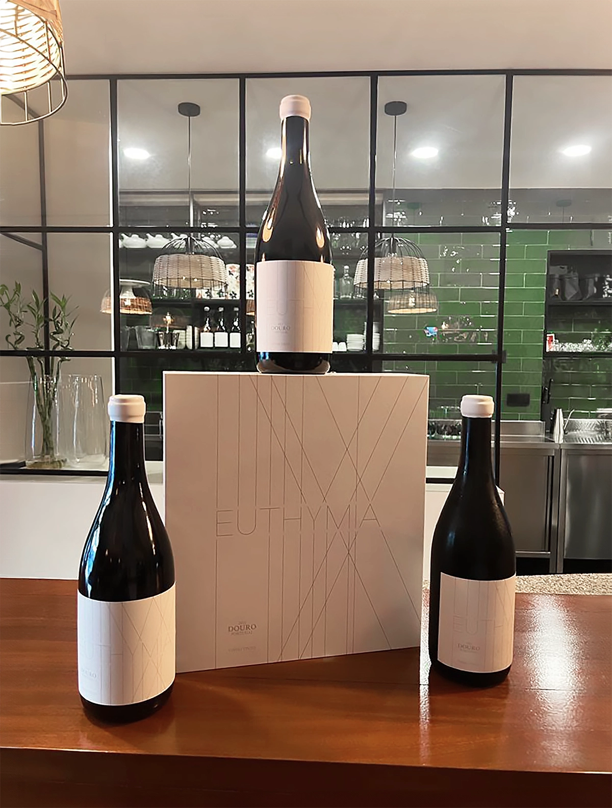 caixa e garrafas de vinho euthymia